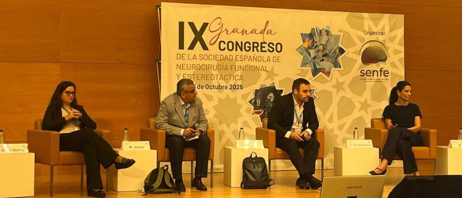 El Dr.Katati, durante su participación como moderador en la sesión sobre cirugía de trastornos del movimiento (SENFE 2025).